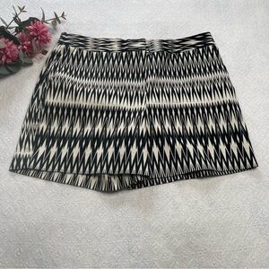 Worthington Black & White Zigzag Shorts 
Size 10~ Summertime Classic